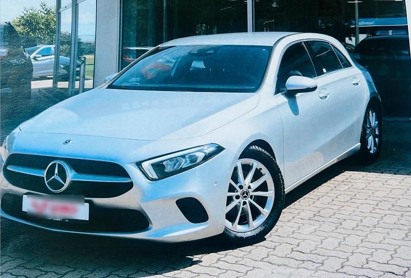 Silber Gebraucht 2020 Mercedes A180 Limousine | 20.500 € (Fairer Preis) - Bild 1/1