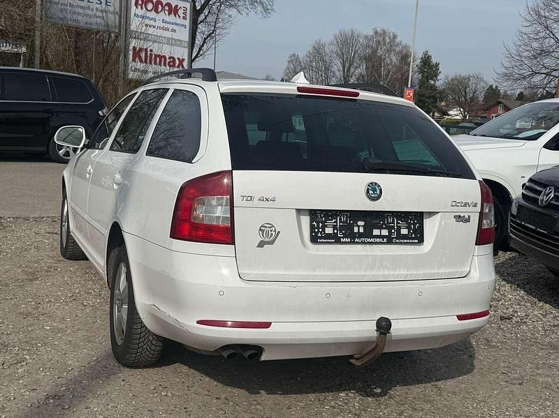 Gebraucht Skoda Octavia Elegance 105 PS (77 kW) 2013 Candyweiss Kombi