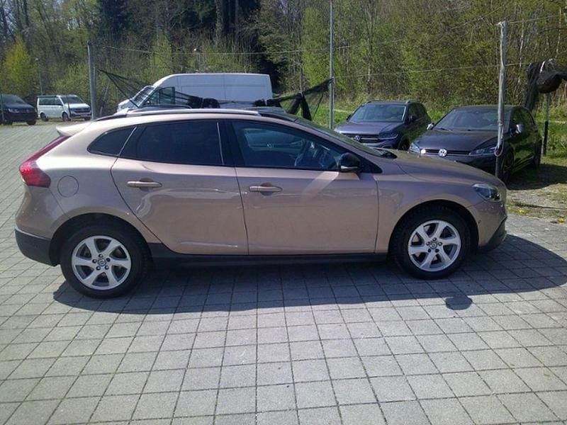 Gebraucht Volvo V40 CC Summum 150 PS (110 kW) 2013 Rawcoppermetallic (metallic) Kombi