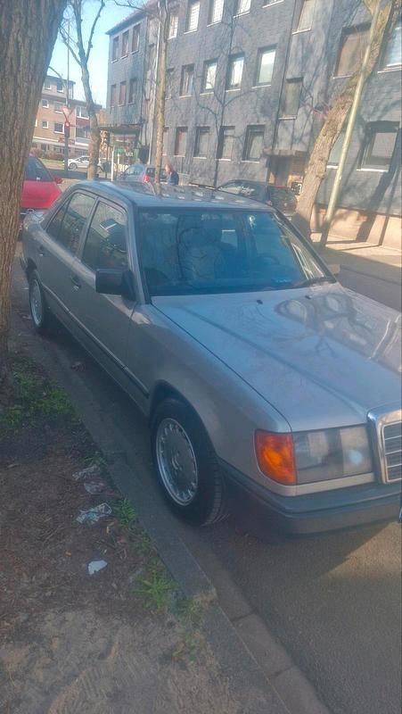 Gebraucht Mercedes E230 131 PS (96 kW) 1986 Grau Limousine