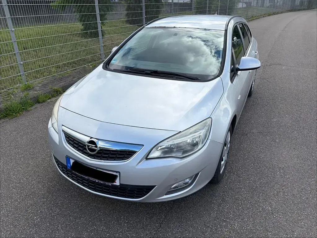 Gebraucht Opel Astra Edition 131 PS (96 kW) 2011 Grau Kombi