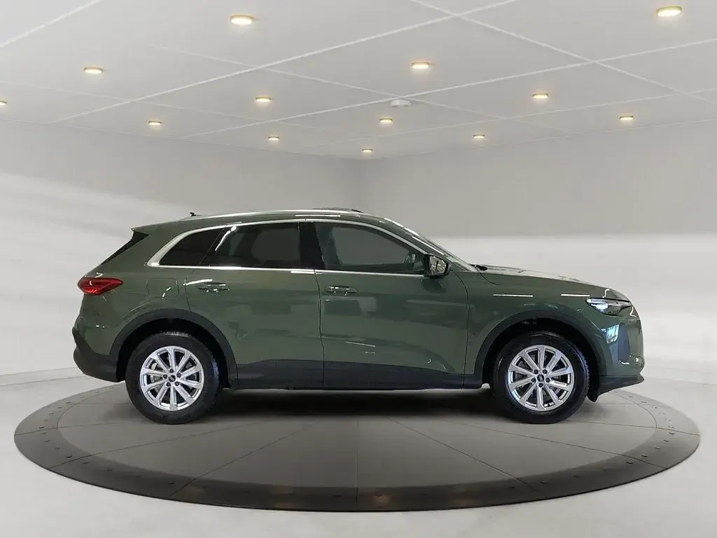 Używany Audi Q5 Ambiente 204 KM (150 kW) 2025 Zielony SUV
