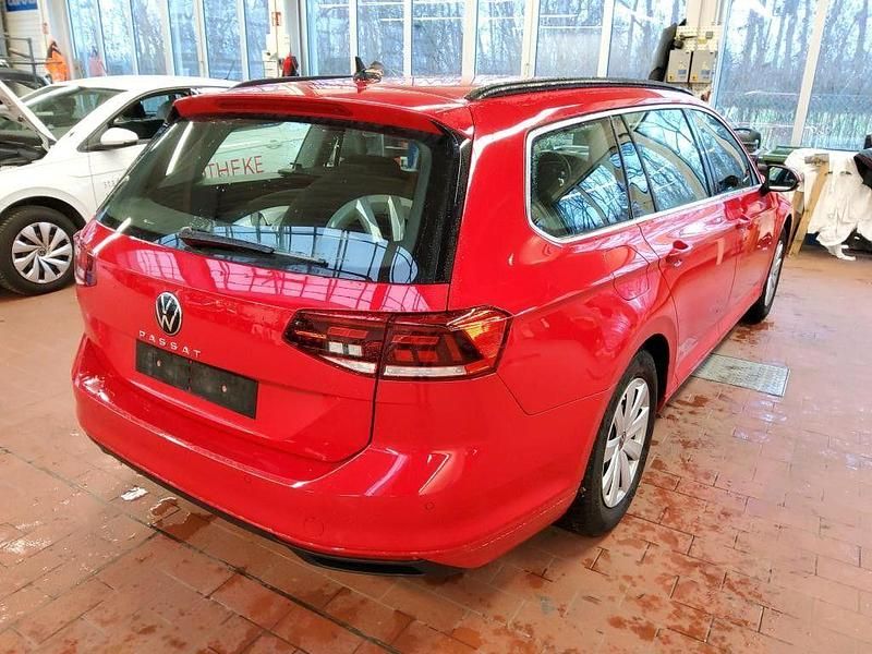 Gebraucht VW Passat Business 122 PS (89 kW) 2023 Tornadorot Kombi