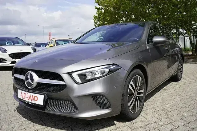 Gebraucht Mercedes A200 Progressive 163 PS (119 kW) 2021 Grau Limousine