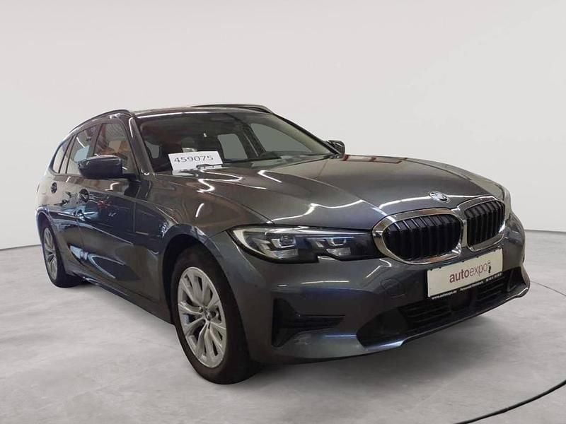 Mineralgrau metallic Gebraucht 2021 BMW 330e Advantage Kombi | 19.890 € (Guter Preis) - Bild 1/4