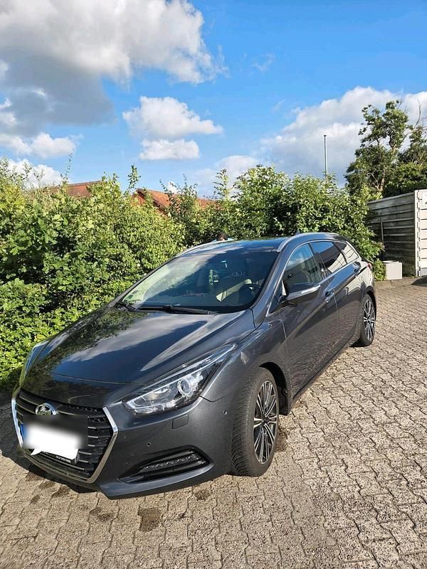Grau Gebraucht 2016 Hyundai i40 Premium Kombi | 9.349 € (Fairer Preis) - Bild 1/4
