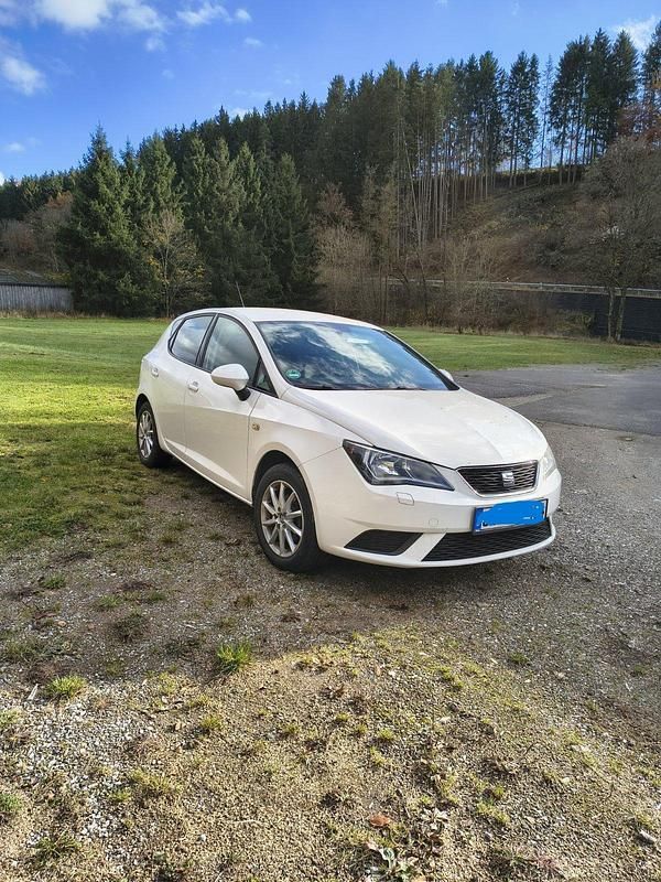 Weiß Gebraucht 2015 Seat Ibiza Style Kleinwagen | 6.500 € (Fairer Preis) - Bild 1/4