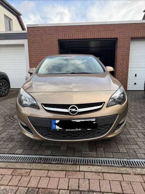 Gebraucht Opel Astra Edition 140 PS (102 kW) 2013 Gold Limousine