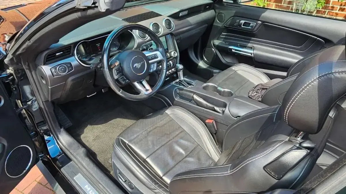 Gebraucht Ford Mustang Convertible 290 PS (213 kW) 2018 Schwarz Cabrio