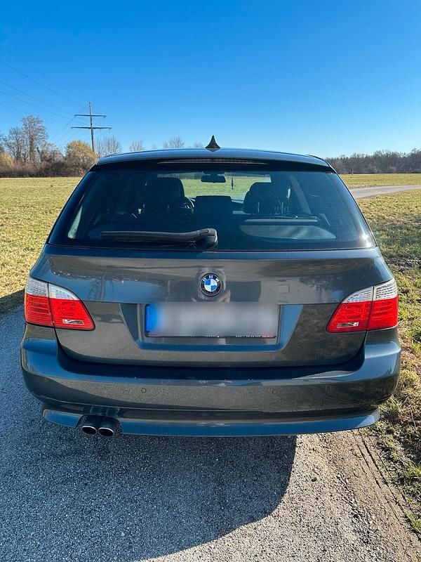 Gebraucht BMW 530 235 PS (172 kW) 2008 Grau Kombi