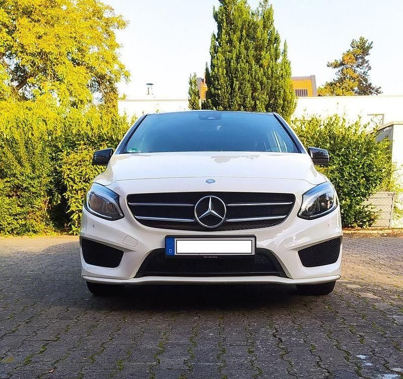Weiß Gebraucht 2017 Mercedes B200 AMG line Van / Kleinbus | 17.000 € (Fairer Preis) - Bild 1/4