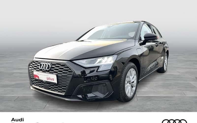 Schwarz Gebraucht 2022 Audi A3 Sportback e-tron Comfort Kleinwagen | 20.493 € (Guter Preis) - Bild 1/4