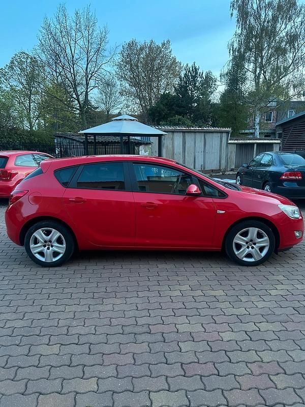 Second-hand Opel Astra 101 CP (74 kW) 2011 Roșu Hatchback
