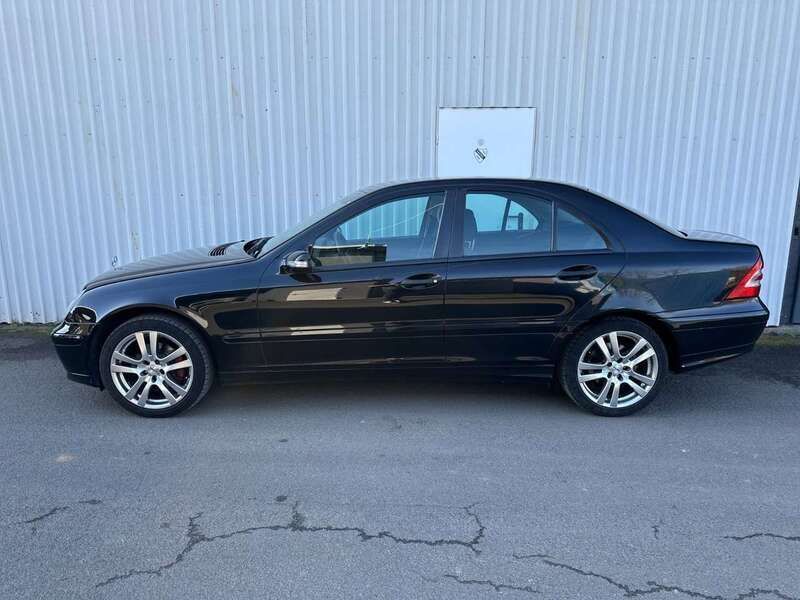 Schwarz Gebraucht 2005 Mercedes C220 Limousine | 5.200 € (Teuer) - Bild 1/4