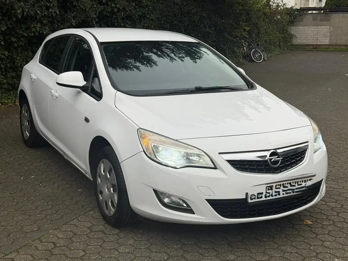 Gebraucht Opel Astra 101 PS (74 kW) 2010 Weiß Kleinwagen