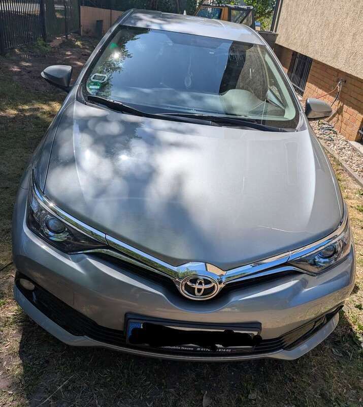 Grau Gebraucht 2016 Toyota Auris Comfort Limousine | 12.500 € (Teuer) - Bild 1/4