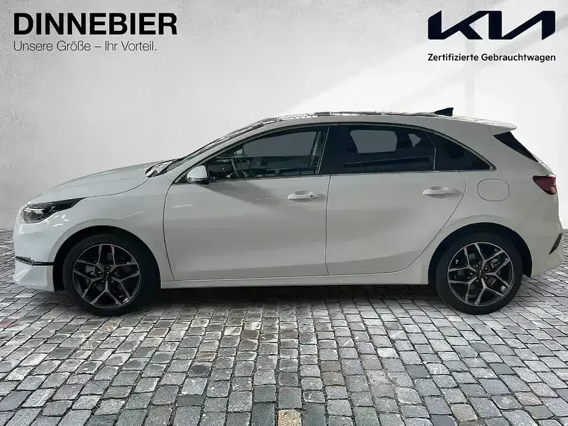 Neu Kia Ceed Platinum 140 PS (102 kW) 2025 Carraraweiss Kleinwagen