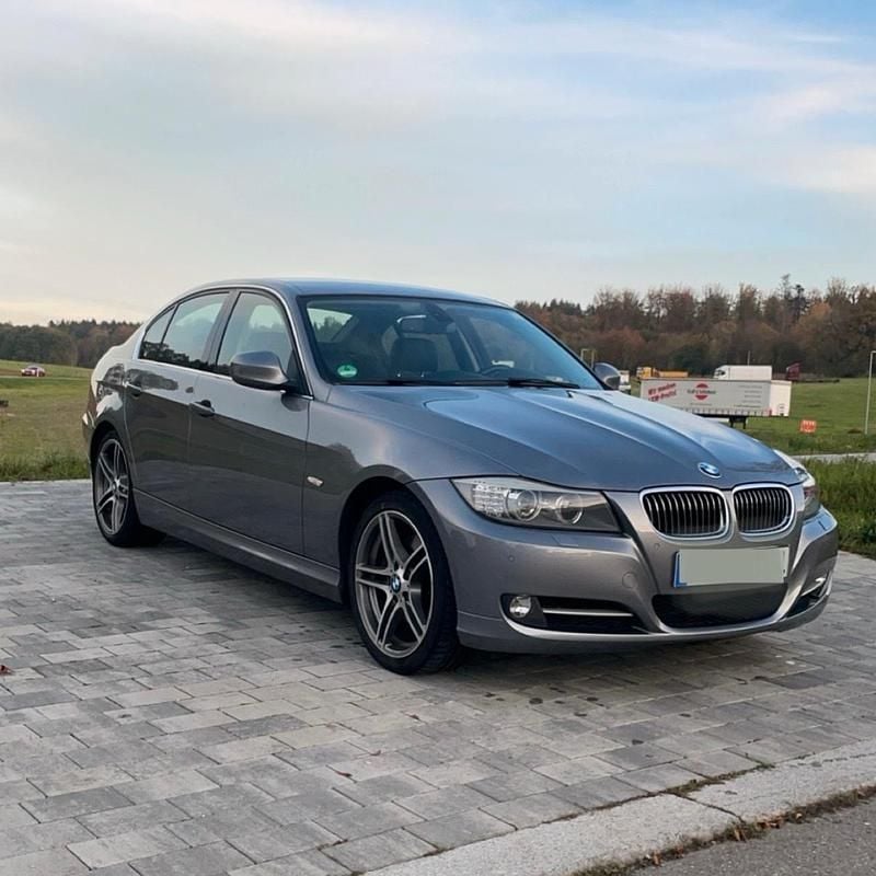 Grau Gebraucht 2010 BMW 330 Exclusive Limousine | 8.900 € (Superpreis) - Bild 1/4