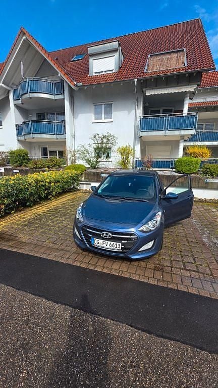 Gebraucht Hyundai i30 Select 101 PS (74 kW) 2017 Blau Limousine
