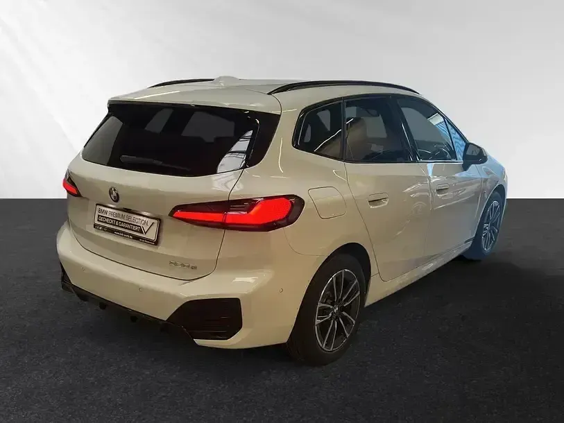 Gebraucht BMW 220 Active Tourer M Sport 163 PS (119 kW) 2025 Alpinweiß iii Van / Kleinbus