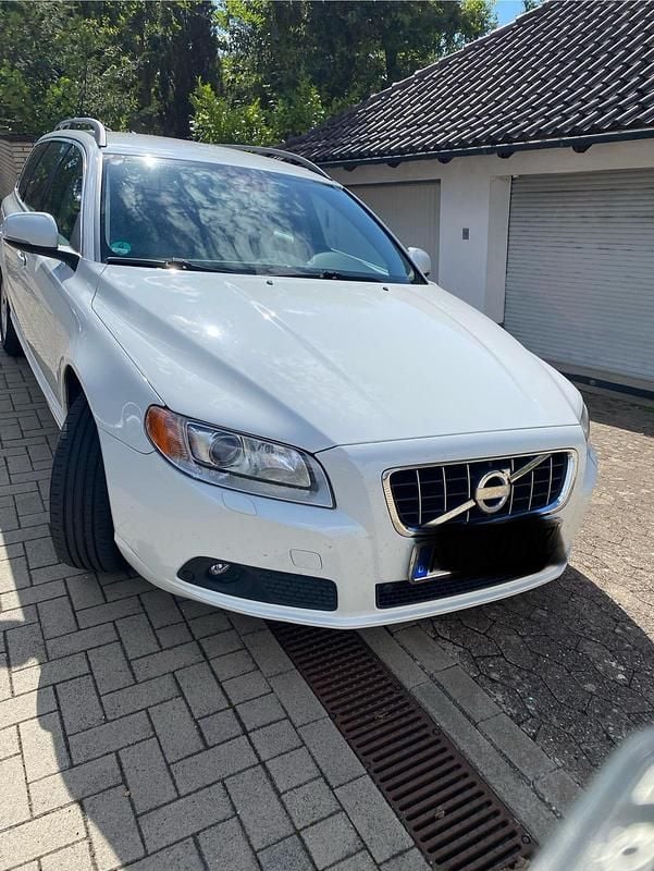 Weiß Gebraucht 2012 Volvo V70 Momentum Kombi | 7.777 € (Guter Preis) - Bild 1/4