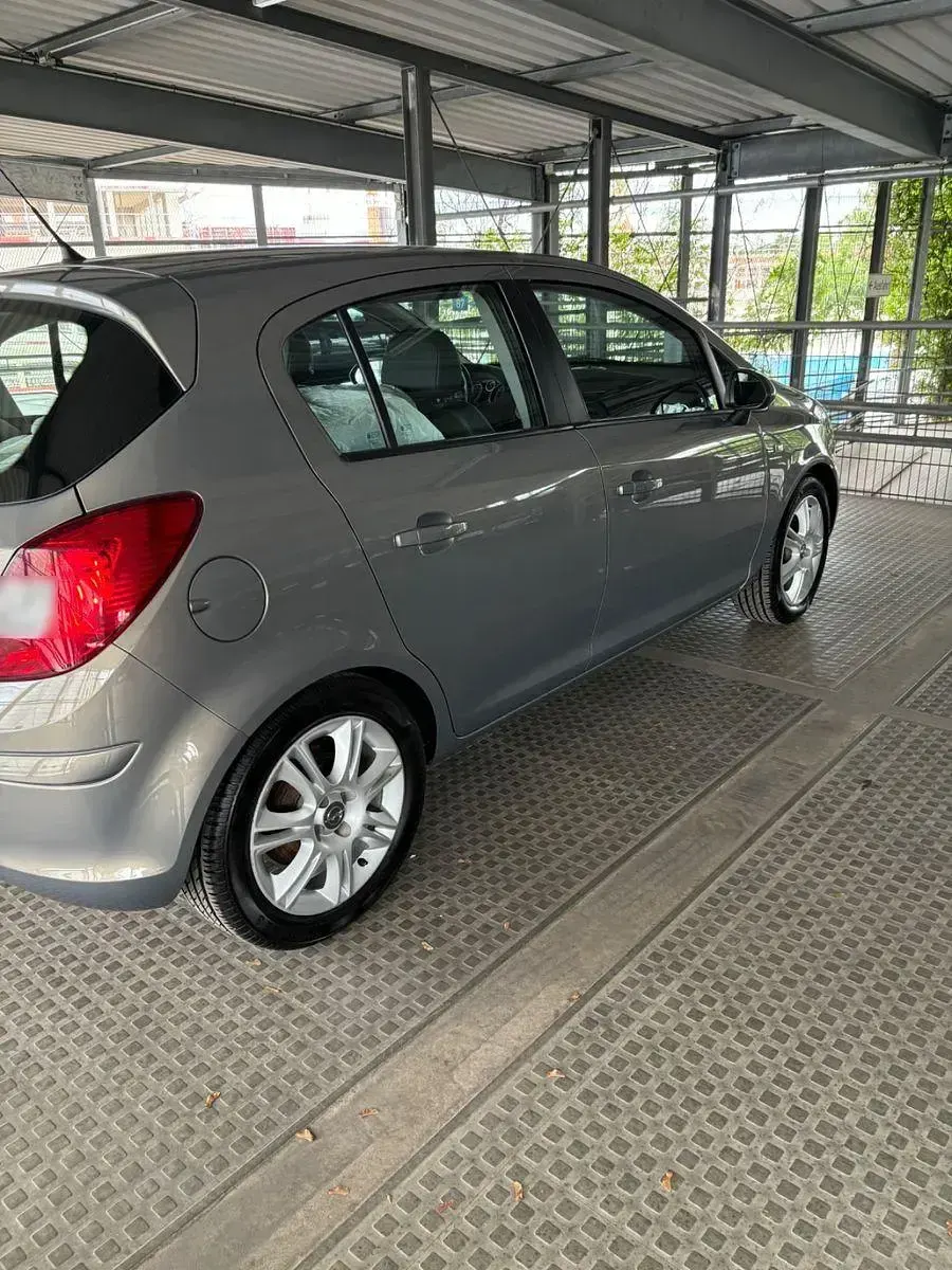 Używany Opel Corsa Innovation 87 KM (63 kW) 2011 Beżowy Sedan/Limuzyna