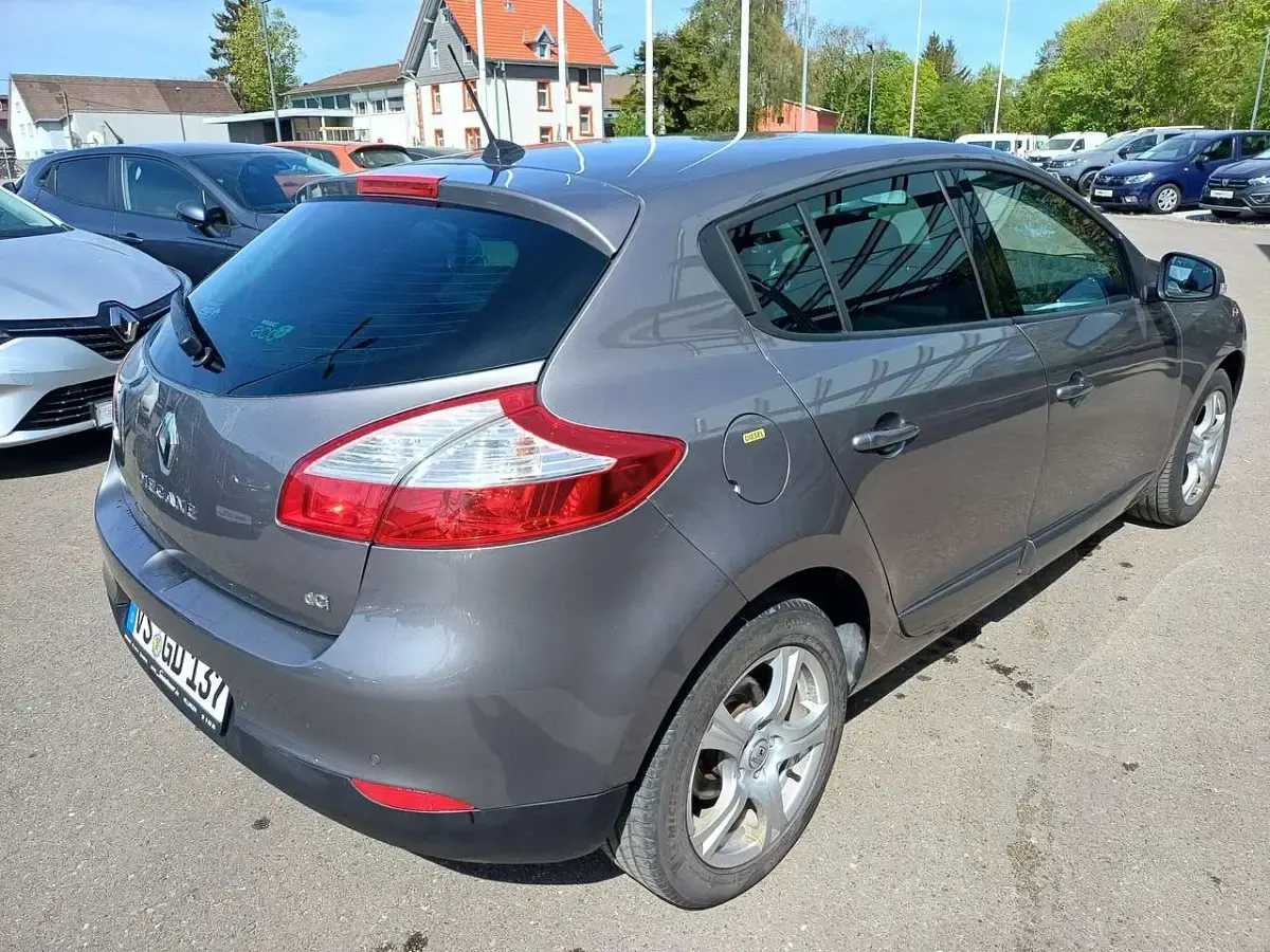 Gebraucht Renault Mégane III 110 PS (80 kW) 2012 Silber Limousine