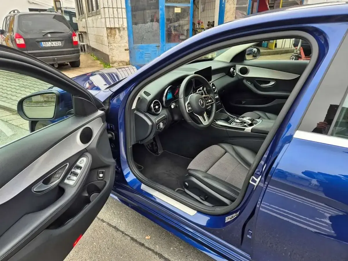 Gebraucht Mercedes C220 AMG line 194 PS (142 kW) 2018 Brillantblau metallic Limousine