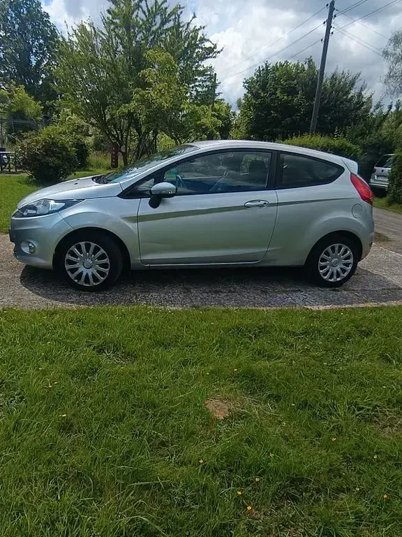 Gebraucht Ford Fiesta Ambiente 60 PS (44 kW) 2011 Silber Limousine