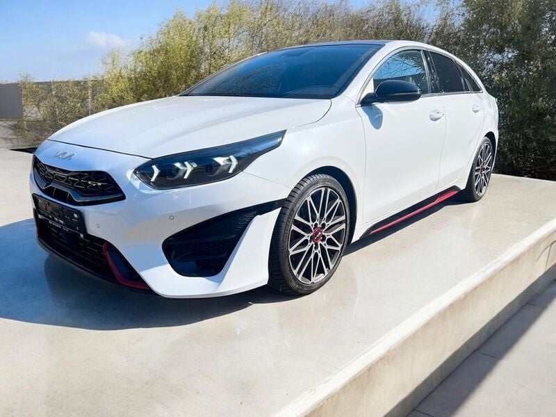 Weiß Gebraucht 2022 Kia ProCeed GT Kleinwagen | 24.800 € (Guter Preis) - Bild 1/4