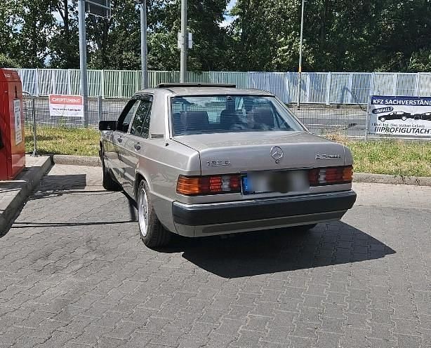 Gebraucht Mercedes 190 126 PS (92 kW) 1993 Grau Limousine