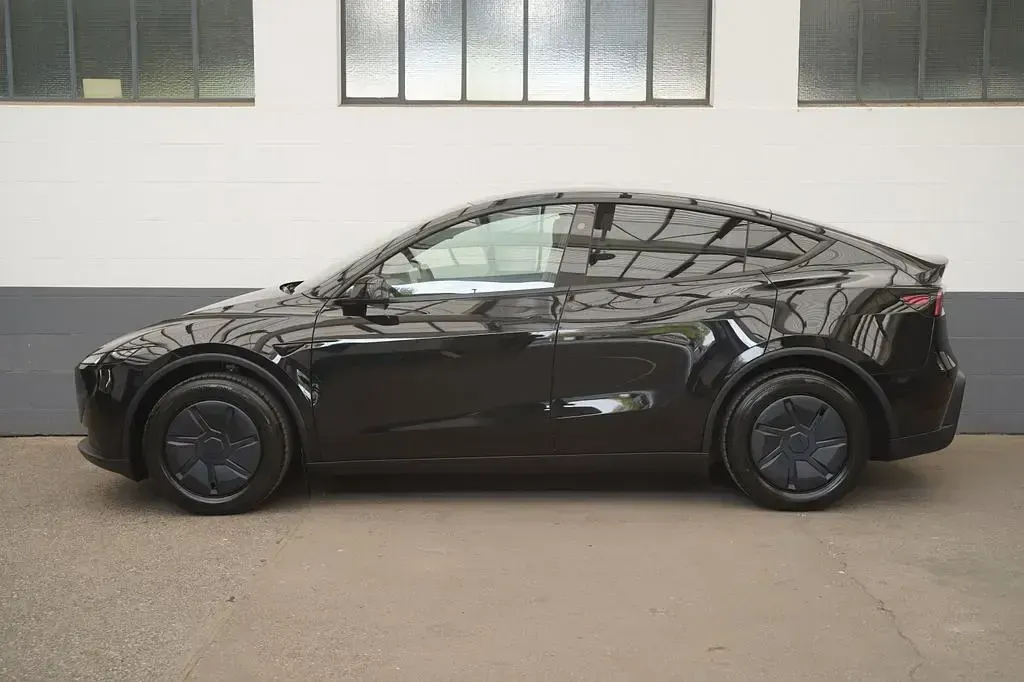Neu Tesla Model Y Standard Range 219 kW (299 PS) 2026 Schwarz SUV