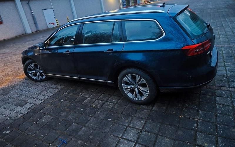 Gebraucht VW Passat Highline 190 PS (139 kW) 2015 Blau Kombi