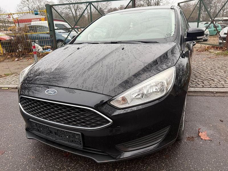 Schwarz Gebraucht 2015 Ford Focus Trend Limousine | 5.980 € (Guter Preis) - Bild 1/4