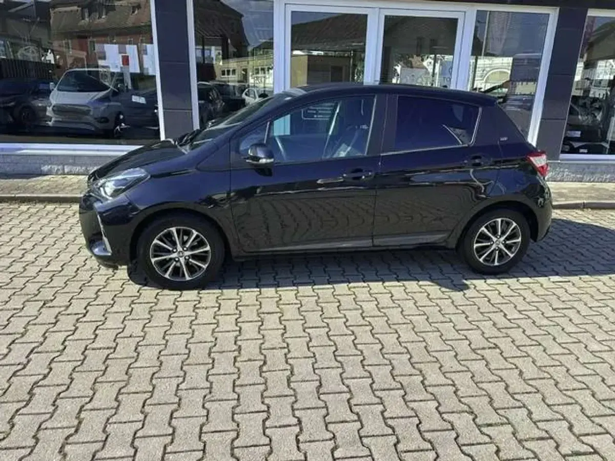 Gebraucht Toyota Yaris Team 111 PS (81 kW) 2020 209 mysticblack mica / ink Kleinwagen