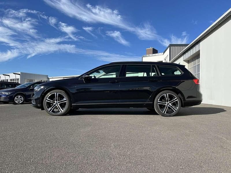 Gebraucht VW Passat R 150 PS (110 kW) 2022 Schwarz Kombi