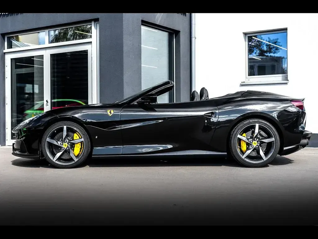 Second-hand Ferrari Portofino 620 CP (456 kW) 2022 Negru Cabrio