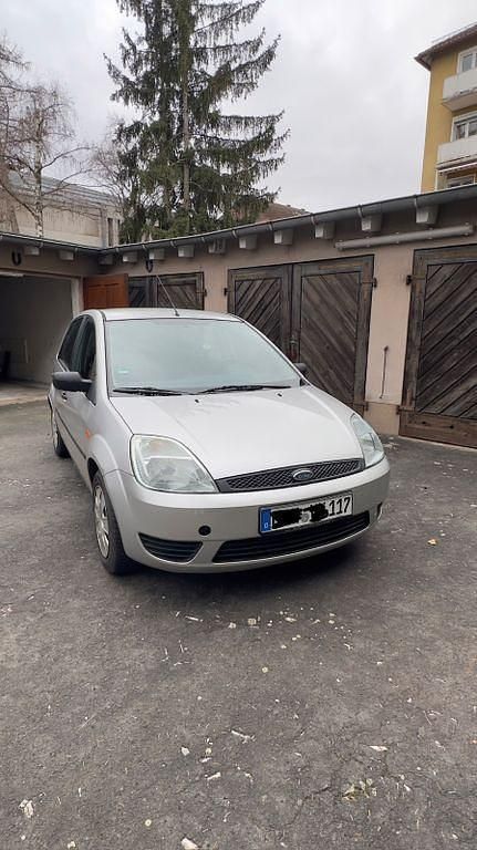 Gebraucht Ford Fiesta Ambiente 60 PS (44 kW) 2005 Silber Kleinwagen