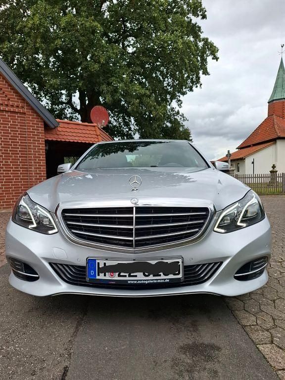 Silber Gebraucht 2015 Mercedes E250 Elegance Limousine | 16.500 € (Superpreis) - Bild 1/4