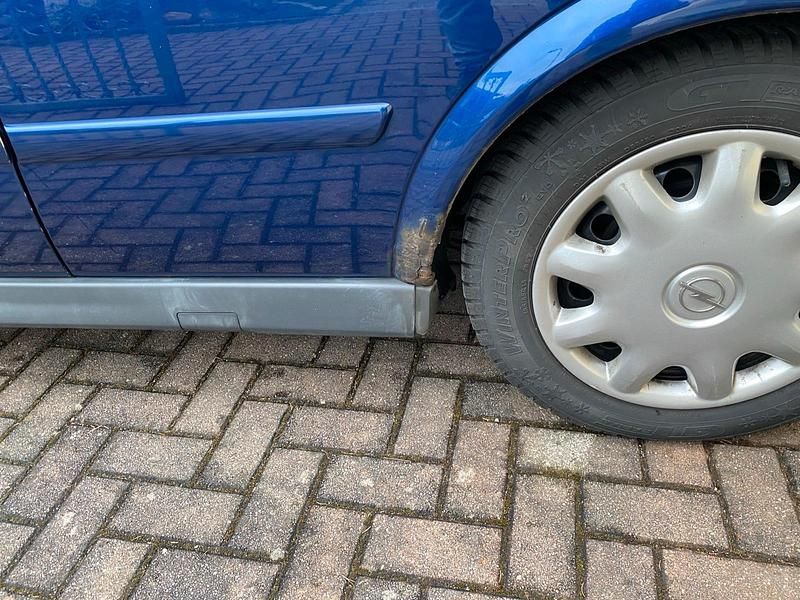 Używany Opel Astra 101 KM (74 kW) 2003 Niebieski Hatchback