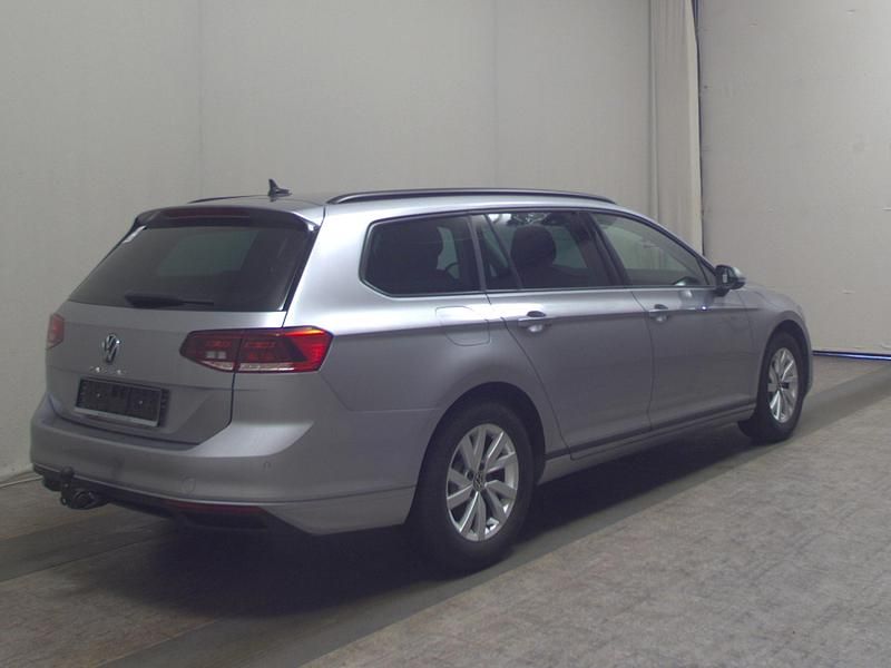 Gebraucht VW Passat 150 PS (110 kW) 2023 Silber Limousine