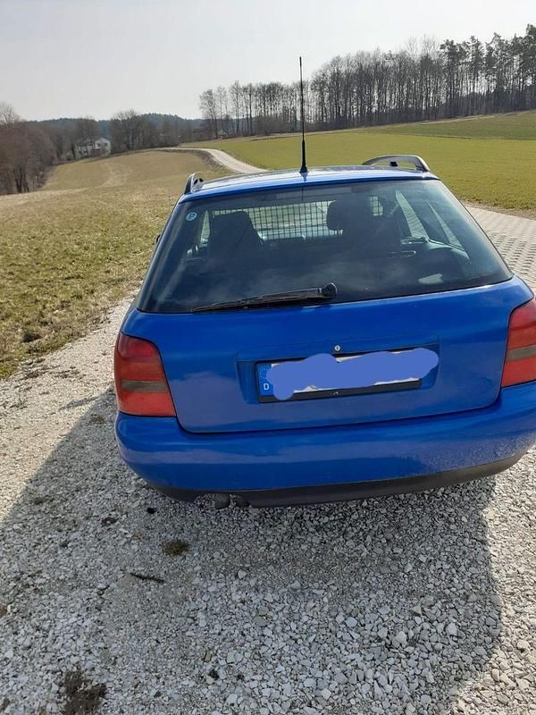 Gebraucht Audi A4 110 PS (80 kW) 1996 Blau Kombi