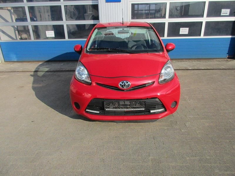 Gebraucht Toyota Aygo Cool 68 PS (50 kW) 2013 Rot Kleinwagen