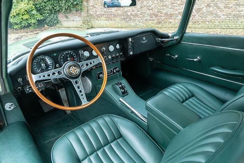 Second-hand Jaguar E-Type 265 CP (194 kW) 1967 Verde Coupe