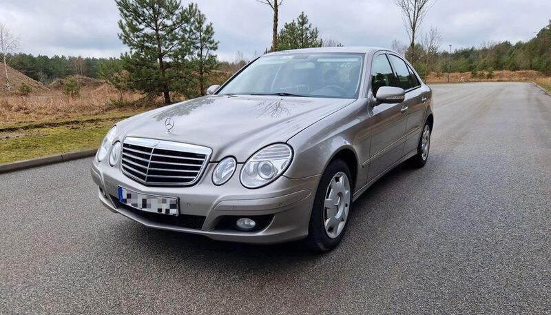 Silber Gebraucht 2006 Mercedes E200 Classic Limousine | 4.900 € (Fairer Preis) - Bild 1/4