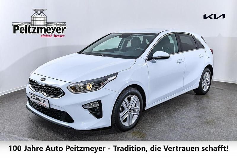Weiß Gebraucht 2020 Kia Ceed Limousine | 18.490 € (Teuer) - Bild 1/4
