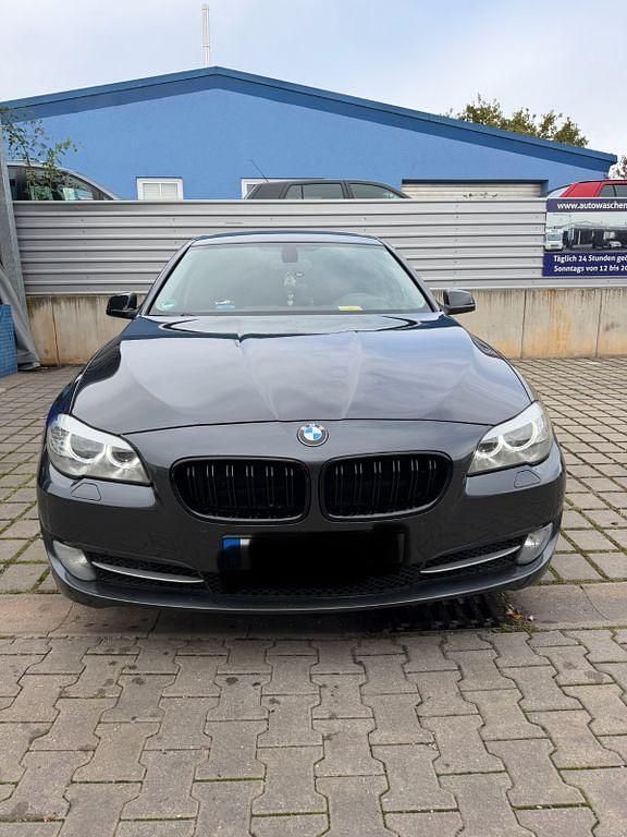 Grau Gebraucht 2011 BMW 520 Limousine | 10.099 € (Guter Preis) - Bild 1/4