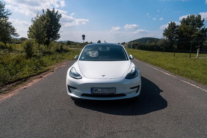 Weiß Gebraucht 2023 Tesla Model 3 Standard Range Limousine | 27.999 € (Guter Preis) - Bild 1/4