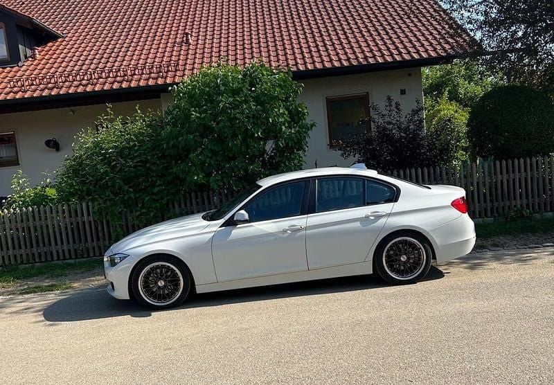 Weiß Gebraucht 2012 BMW 316 Sport Line Limousine | 10.000 € (Fairer Preis) - Bild 1/4