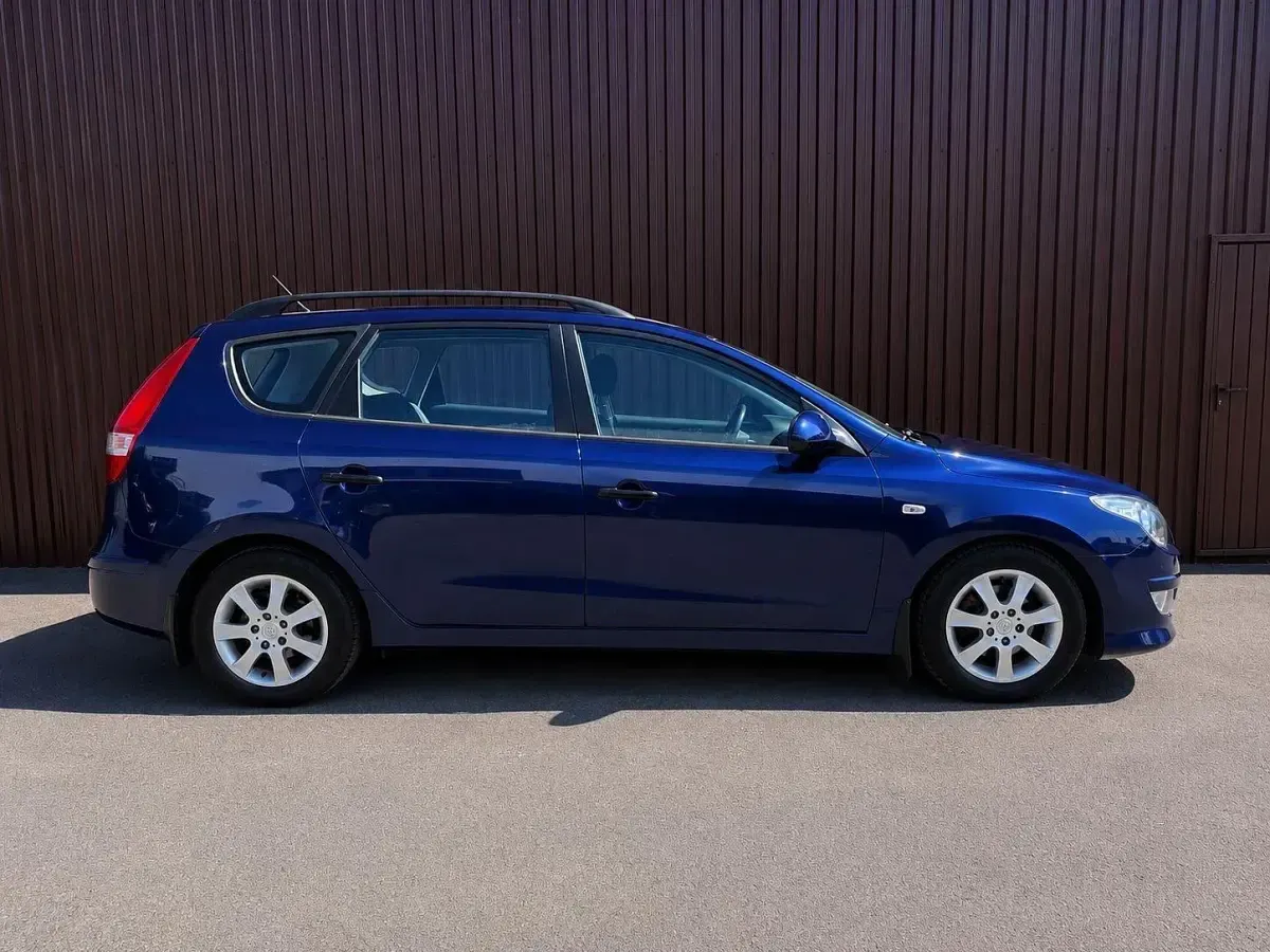 Gebraucht Hyundai i30 109 PS (80 kW) 2011 Blau Kombi